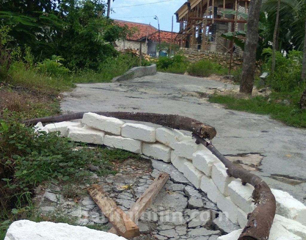 Jalan Longsor Warga Pababaran Trunojoyo Terancam Terisolasi
