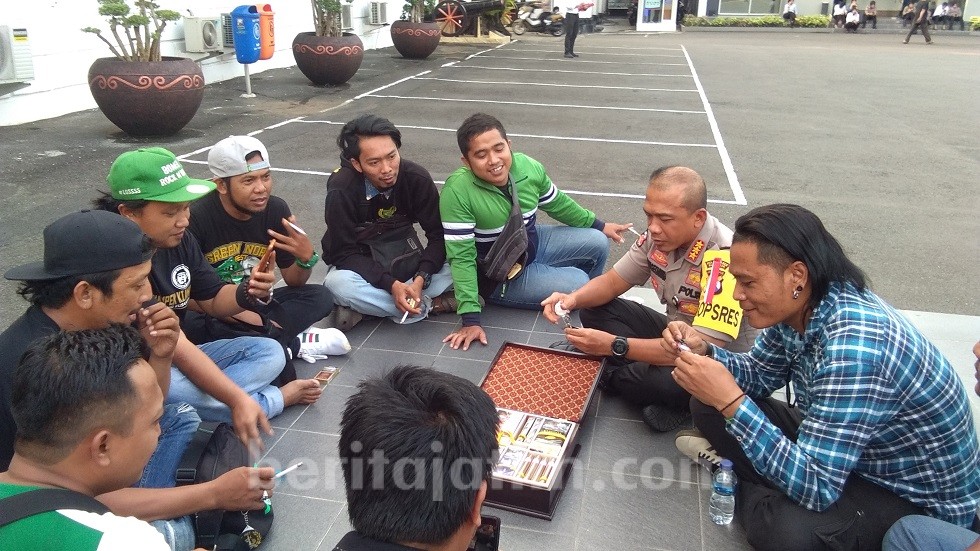 Jelang Pindah Tugas, Kombes Pol Rudi Nongkrong Bareng Bonek
