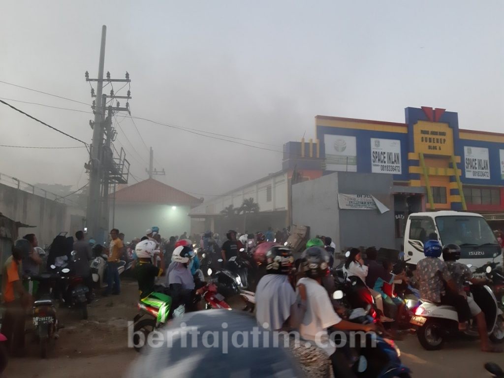 Enam Toko Ludes Terbakar, Api Diduga Berasal dari Toko Sandal