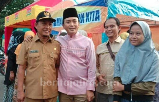 Bupati dan Wakil Bupati Pamekasan Kunjungi Bazar Takjil