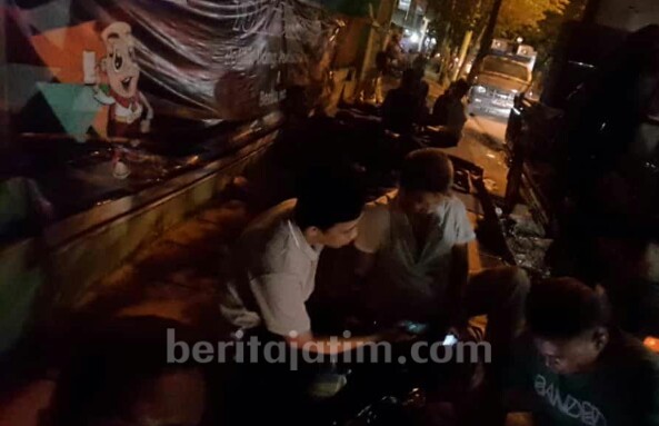 Massa Pendukung Caleg ‘Bermalam’ di Kantor Bawaslu Pamekasan