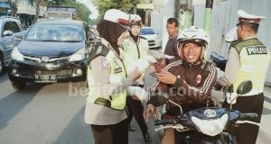 Di Sela Operasi Keselamatan Semeru, Polisi Berbagi Takjil