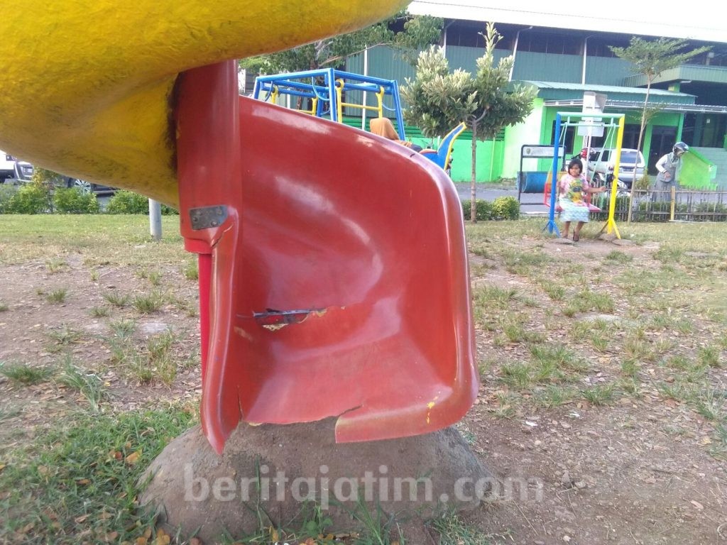 Sarana Permainan Anak di Taman Wijaya Kusuma Rusak
