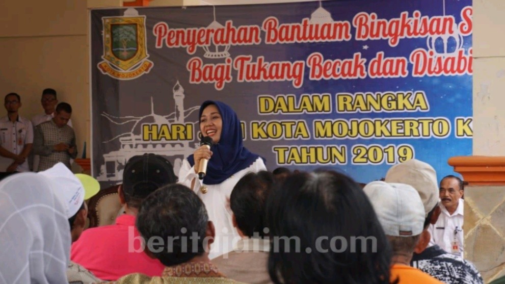 Walikota Mojokerto Bagikan Sembako untuk Tukang Becak dan Disabilitas