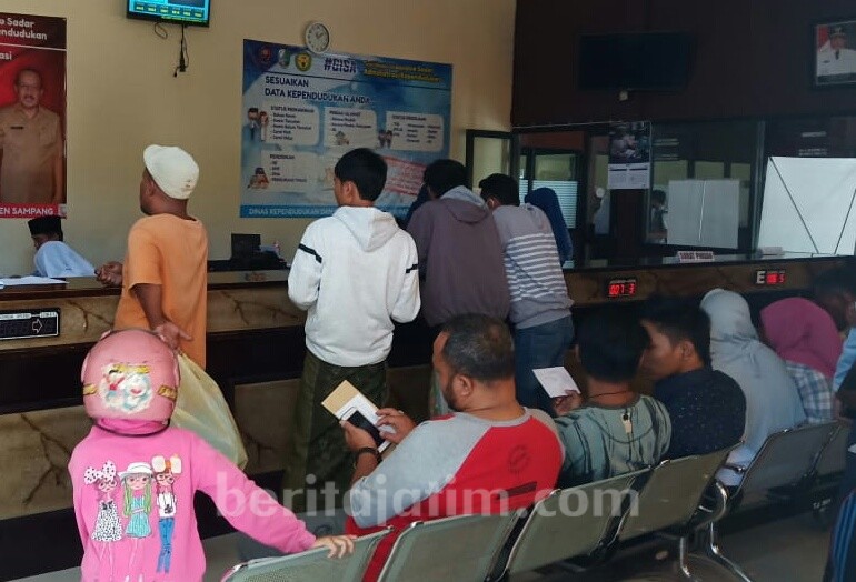 Dispendukcapil Sampang Kebanjiran Warga Perbarui KK