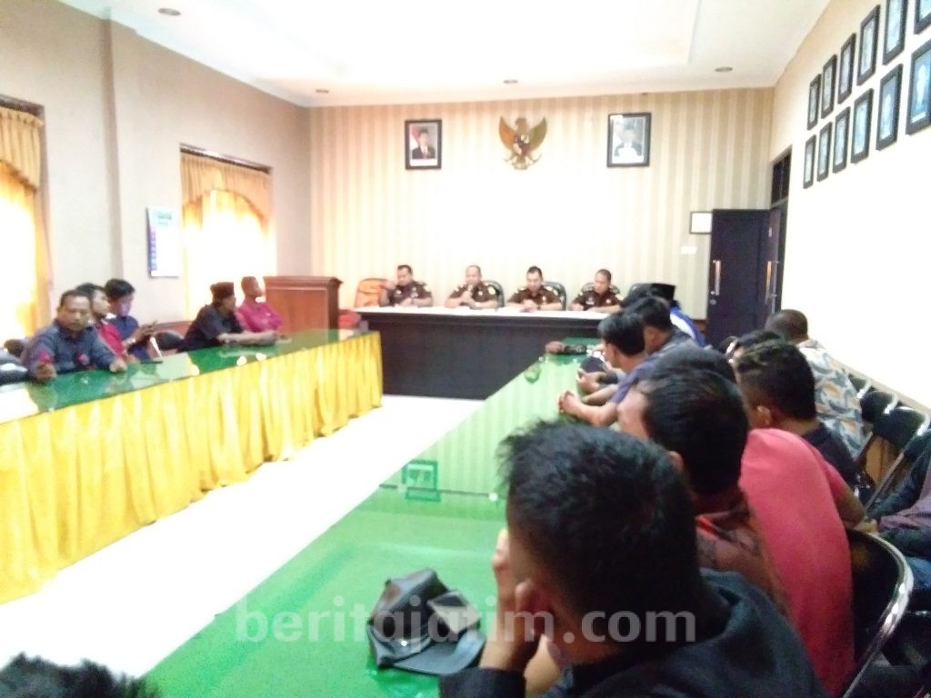Warga Sokobanah dan LSM Geruduk Kejari Sampang