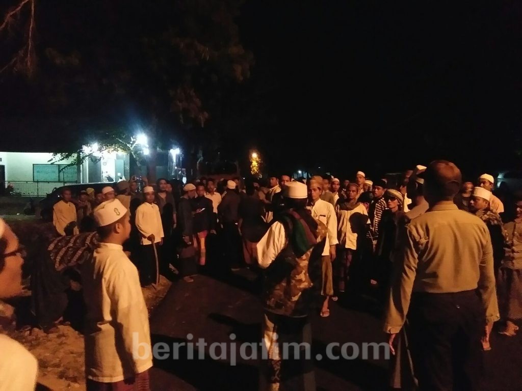 Massa Bersenjata Bambu Runcing di KPU Sampang Membubarkan Diri