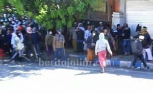 Dikeroyok Pendemo, Anggota Polres Pamekasan Alami Patah Tulang