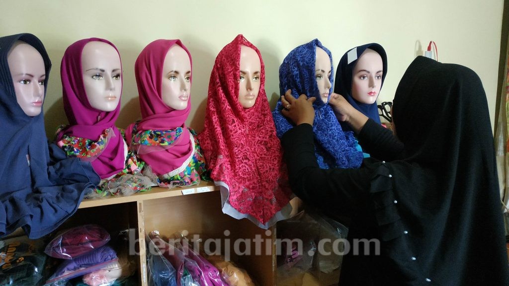 Jilbab Brokat dan Bulu, Trend Jilbab Lebaran di Mojokerto
