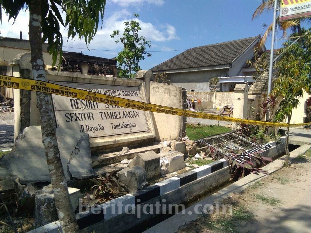 Kebakaran Mapolsek Tambelangan Sampang, 3 Mobil dan 10 Motor Gosong