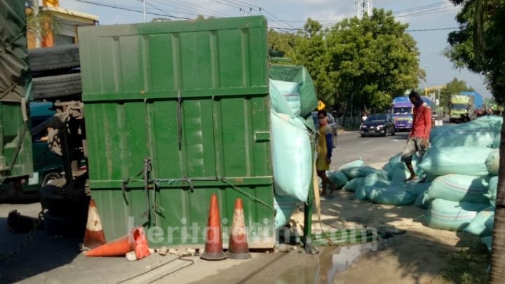 Gandengan Truk Terguling, 1 Tewas Tertimpa, 1 Luka Berat