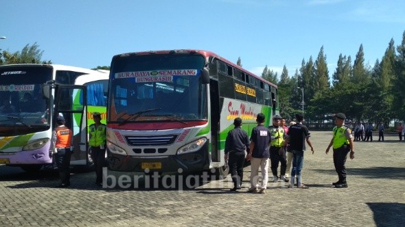 Melintas di Tuban, 100 Sopir Dites Urine, Ini Hasilnya