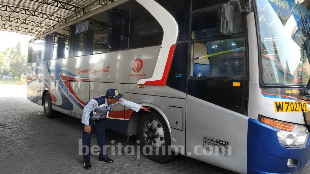 Masuk Terminal Kertajaya Kota Mojokerto, Bus Diperiksa Petugas