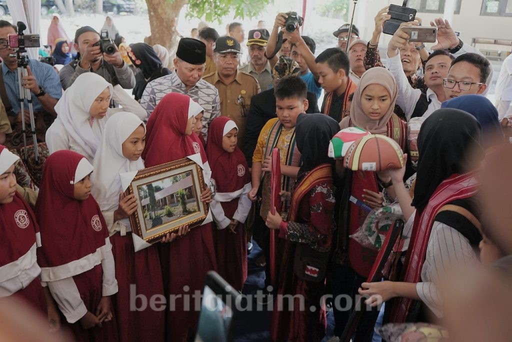 Cerita Risma Serahkan Bantuan Gedung Sekolah ke Korban Gempa Lombok