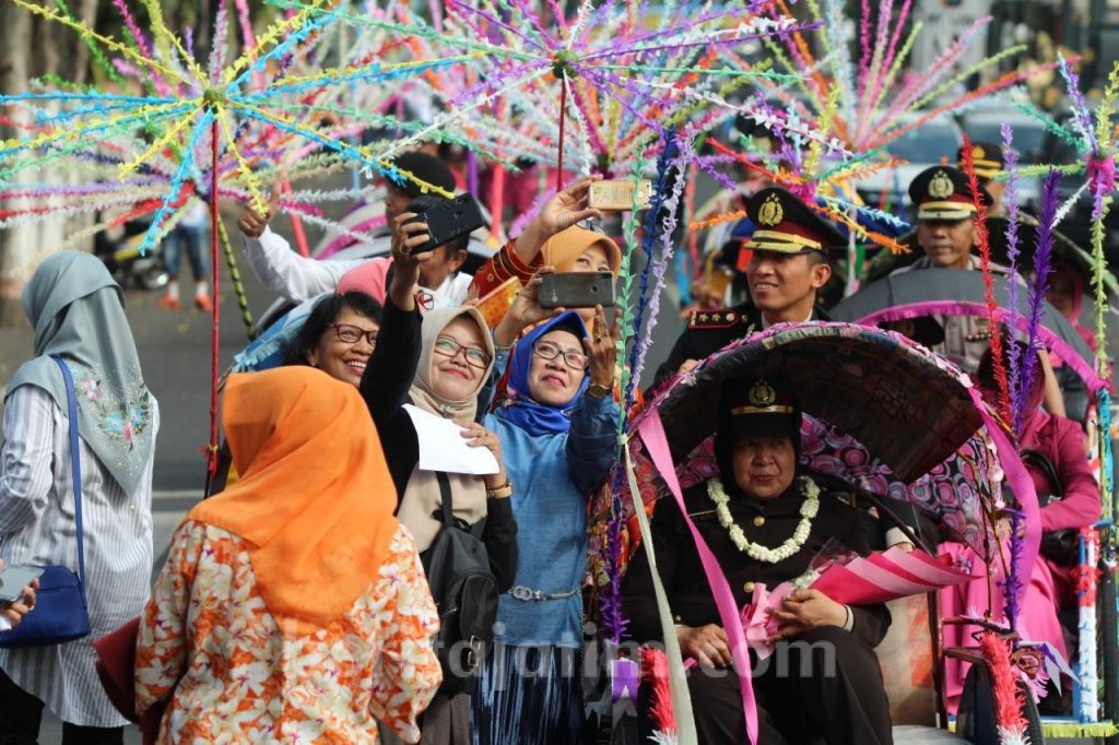 Kapolres Lumajang Kayuh Becak Lepas Purnawirawan Polri