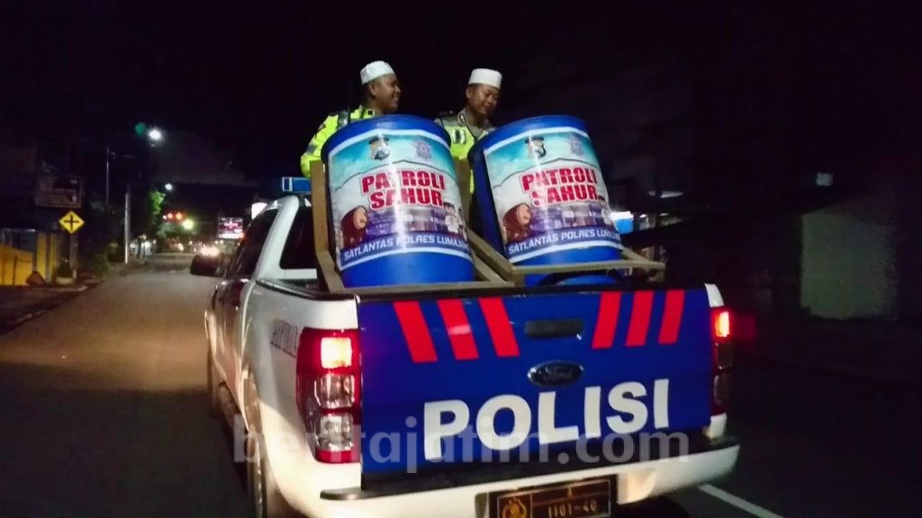 Bawa Bedug, Polisi Lumajang Bangunkan Warga untuk Sahur