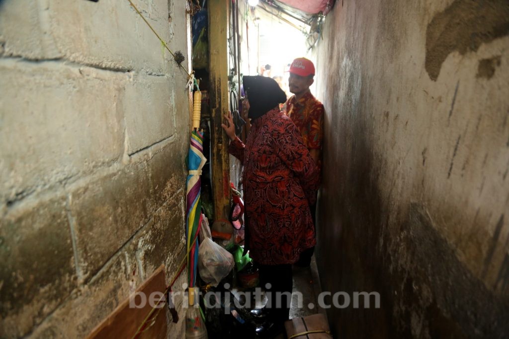 Takziah ke KPPS Meninggal, Risma Susuri Gang-gang Sempit