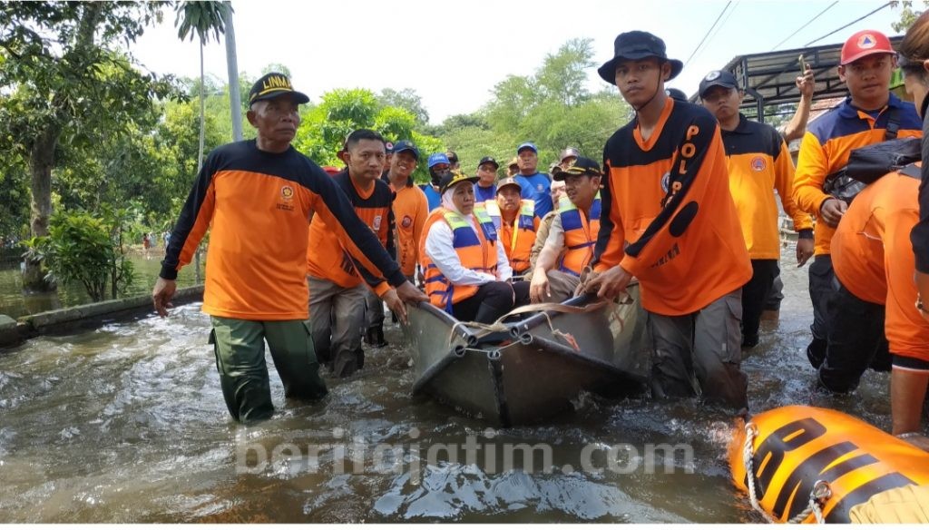 Tinjau Korban Banjir di Mojokerto, Gubenur Beberkan Penyebab Banjir