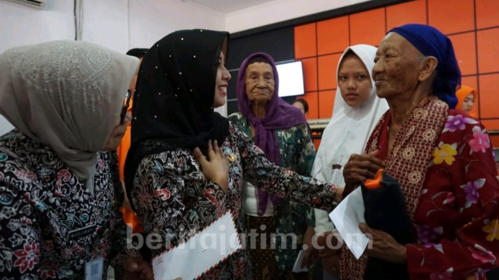 Anak Yatim Nonpanti dan Lansia di Kota Mojokerto Terima Bantuan