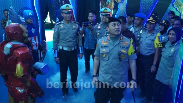 Cek Pos Pelayanan Mudik, Kapolres Tuban Disambut Avengers