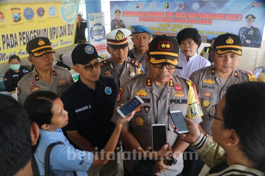 Lintasi Terminal Kediri, Sopir Bus Jalani Tes Urine