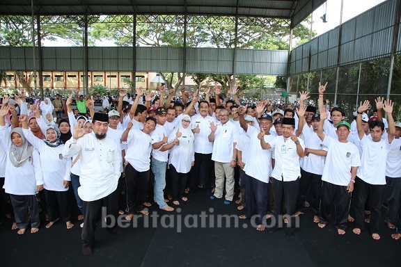 Pemkab Banyuwangi Beri Bingkisan Lebaran pada Ratusan Petugas Kebersihan