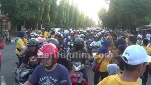 Komunitas Motor YNCI Kediri Bagi Takjil kepada Masyarakat