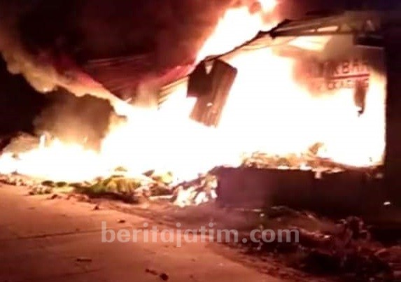 Usai Tarawih, Gudang Plastik Terbakar