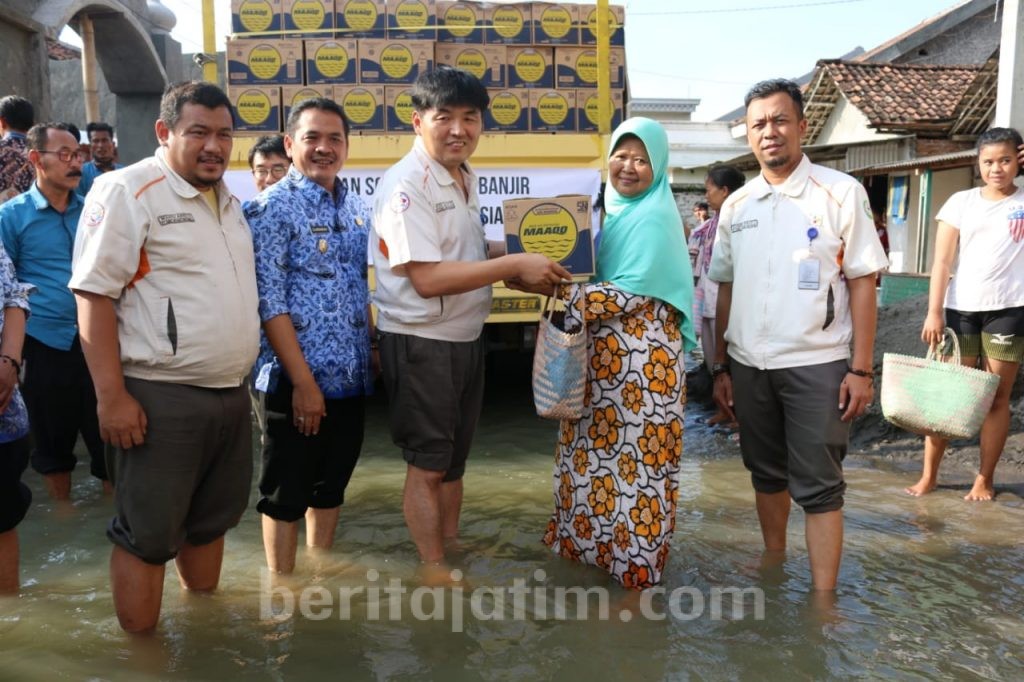 Perusahaan Asal Korea Serahkan Bantuan ke Korban Banjir