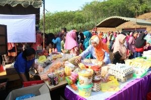 Pemkab Kediri Adakan Pasar Murah dan Pembagian Sembako Gratis di Desa Blimbing