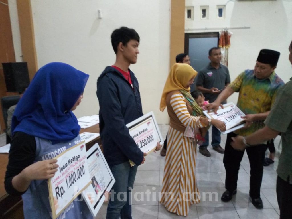 Foto Selfi di TPS Sambil Gendong Anak, Ibu Rumah Tangga Dapat Kejutan
