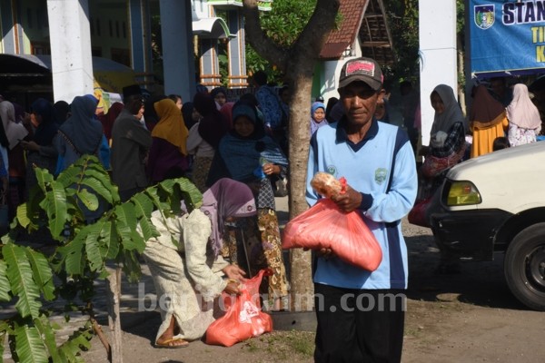 Pemkab Kediri Gelontor Sembako Gratis untuk Warga Desa Karang Tengah