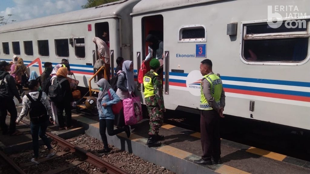 Amankan Mudik, Personel TNI-Polri Siaga di Stasiun Tulungagung