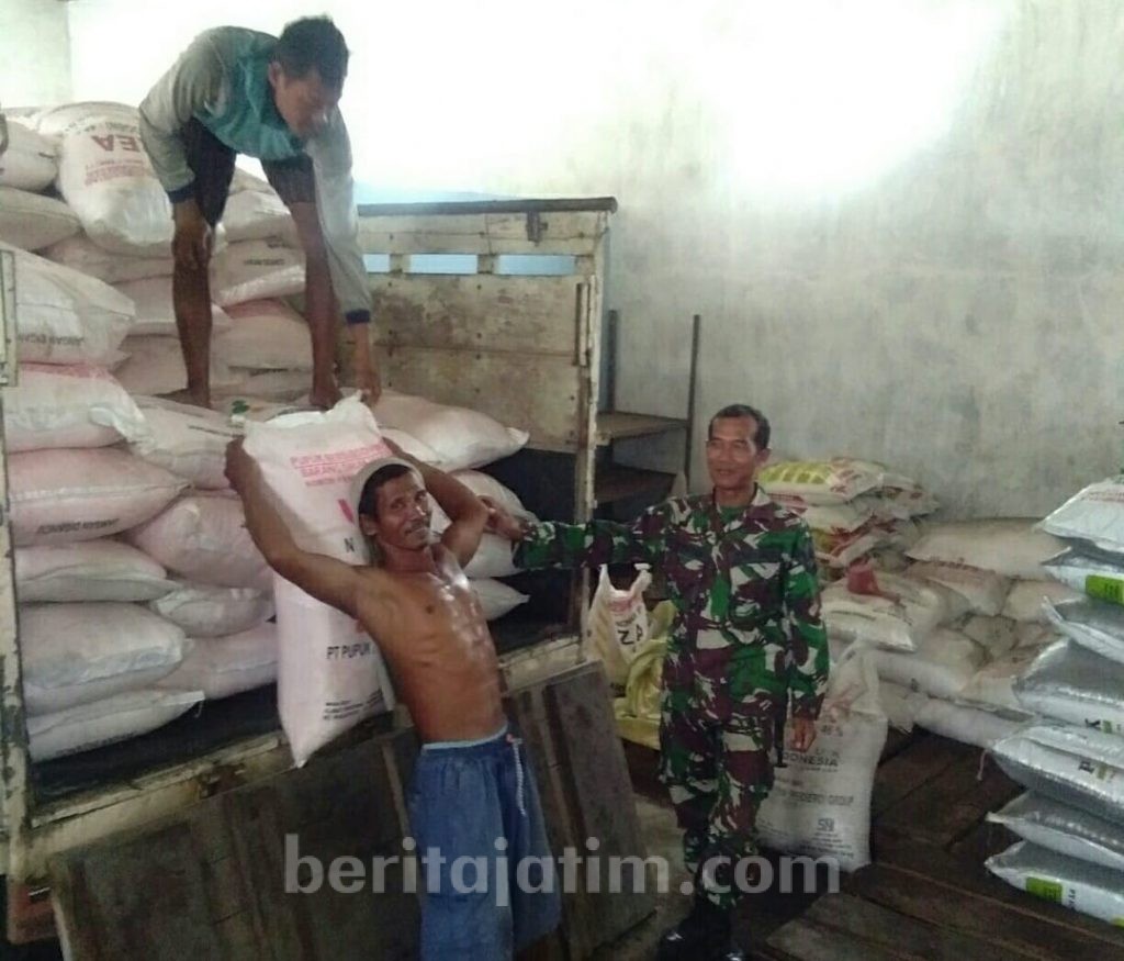 Anggota Koramil Ngawi Pantau Penyaluran Pupuk Bersubsidi