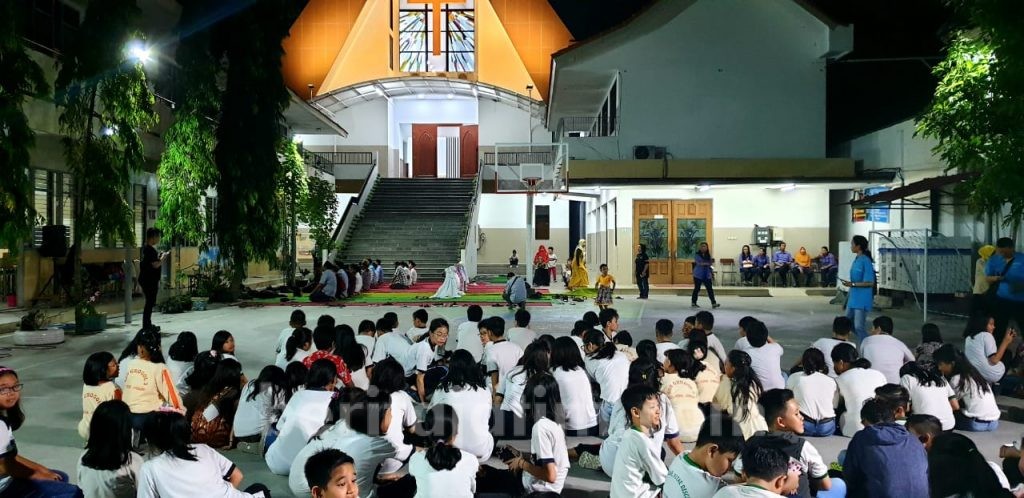 Murid Muslim Berwudlu, Murid Kristen Bantu Pegang Slang Air
