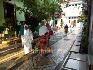 Kisah Puluhan Lansia Berburu Ilmu Agama