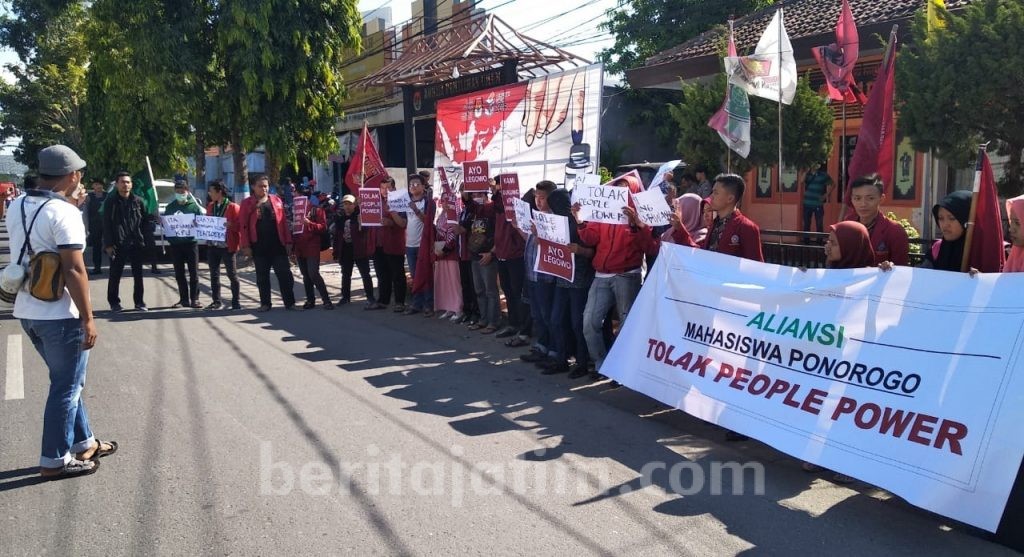 Aliansi Mahasiswa Ponorogo Demo Tolak People Power
