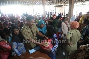 Pemkab Kediri Bagi Paket Sembako Gratis Warga Desa Pagung