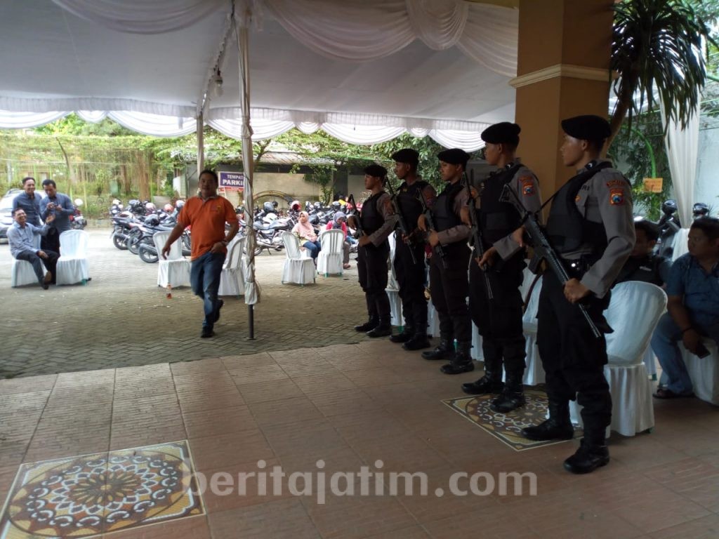 Polisi Bersenjata Lengkap Amankan Rekapitulasi Suara KPU Jombang
