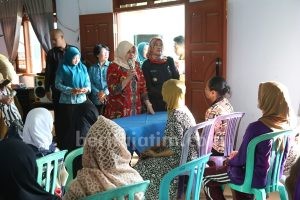 Bupati Kediri Terjun Langsung dalam Pembagian Sembako Gratis