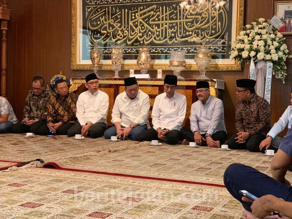 Putra Ketua MA Berpulang, Jokowi Takziah ke Rumah Duka