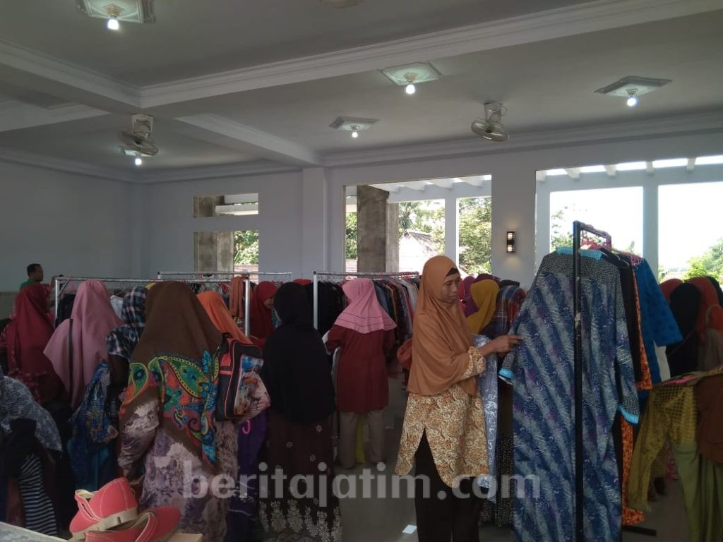 Ratusan Warga Miskin Pilih Sendiri Baju Lebaran dari LDII Jember