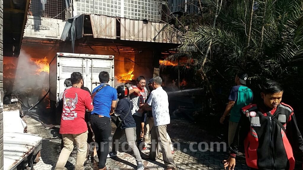 Gudang Konveksi di Jalan Dr Soetomo Gresik Ludes Terbakar