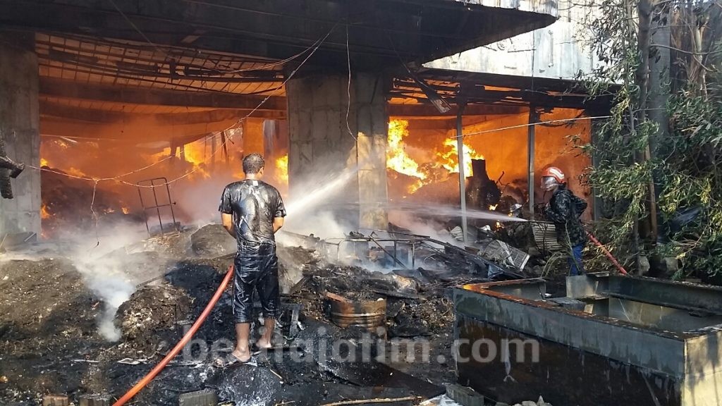 Lebih Dari Tiga Jam, Api yang Menghanguskan Gudang Garmen Belum Berhasil Dipadamkan