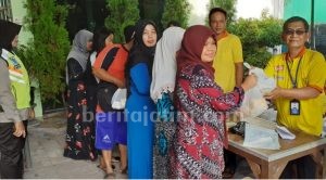 PT MSM Bagi-bagi Bingkisan Hasil Produksi
