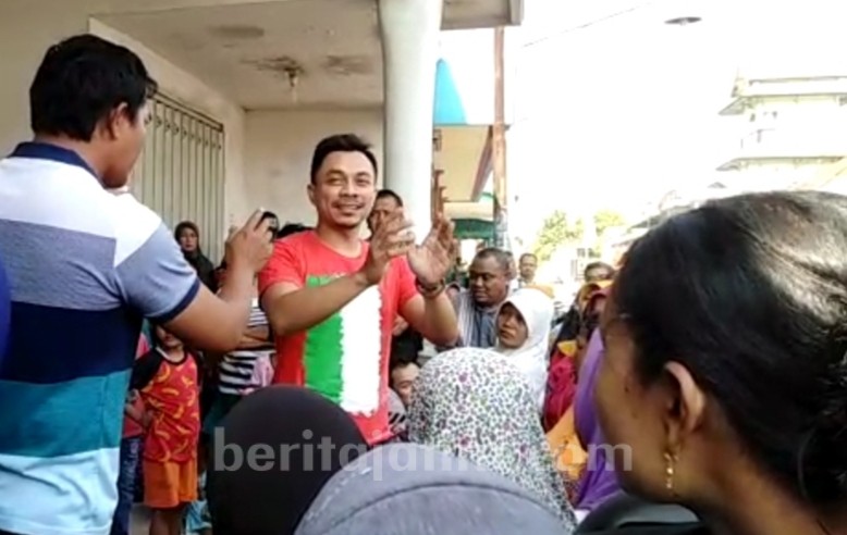 Warga Kludan Sidoarjo Ramai-ramai Tagih Uang Tabungan ke Pasutri ini