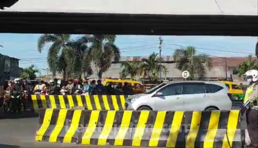 Diberi Pembatas Beton dan Polisi Beneran, Pengendara Dibawah Fly Over Waru Sidoarjo Masih Nekad
