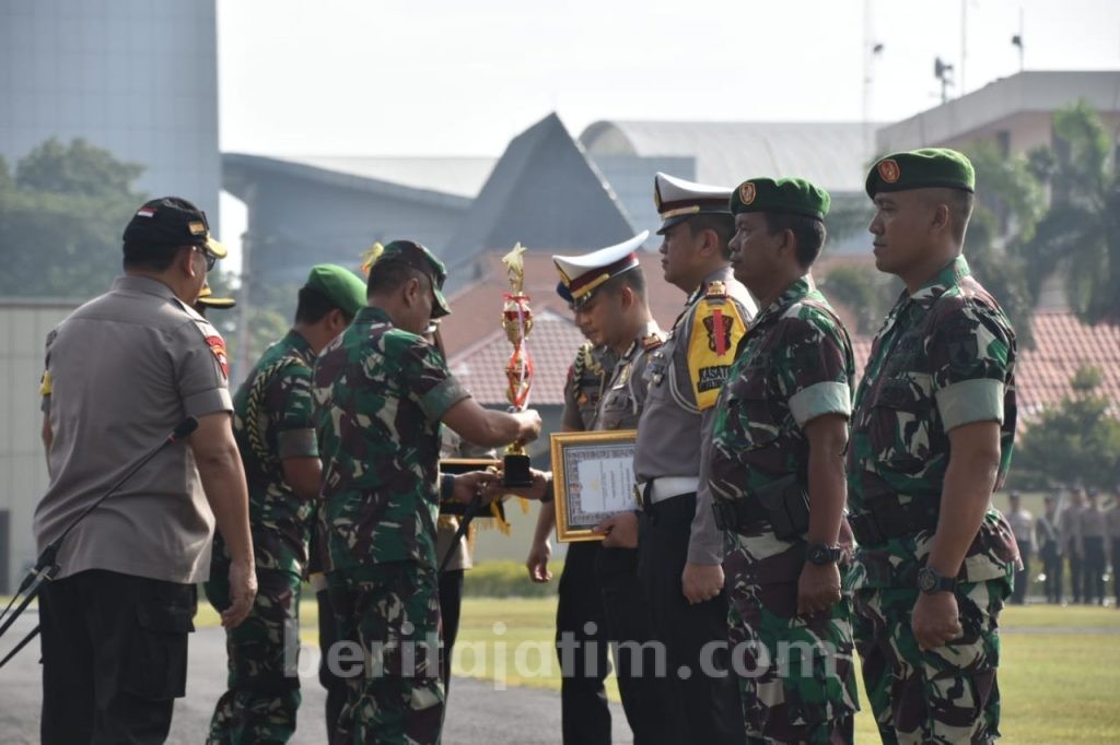 Pangdam Brawijaya Beri Penghargaan Personel TNI-Polri