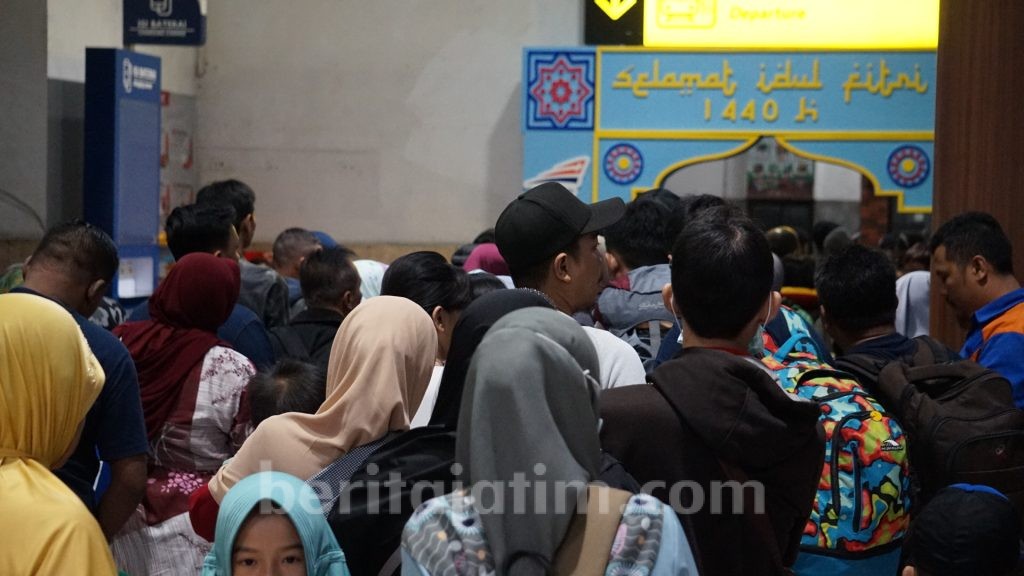 Rela Antri Lebih dari 7 Jam Demi Tiket Kereta Api