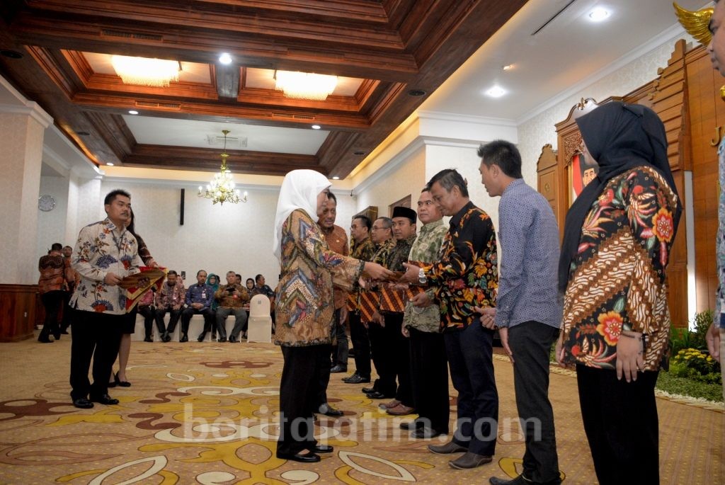 Wujudkan Jatim Amanah, Gubernur Khofifah Bagikan BK-Desa Rp 24,850 M